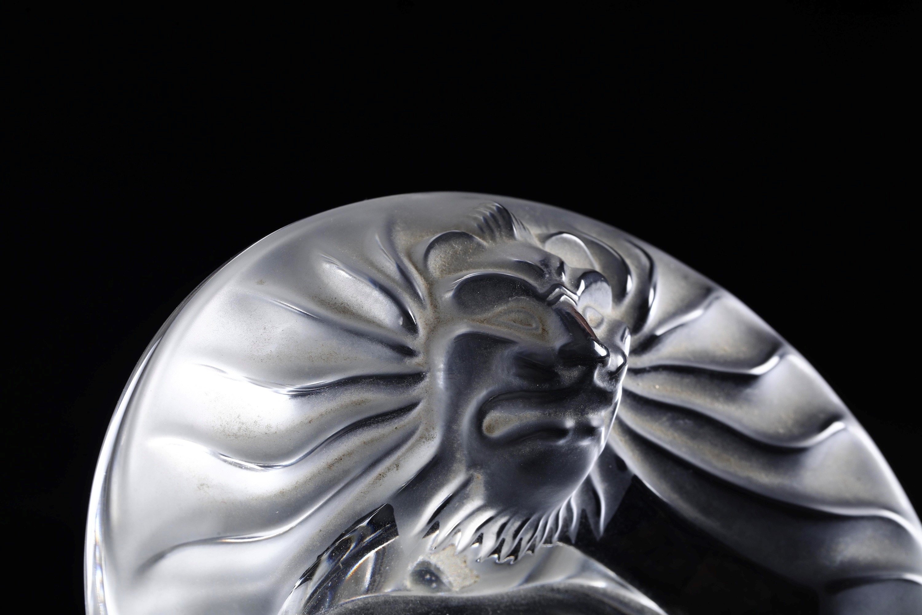 Manifattura Lalique, Posacenere con figurina, cristallo trasparente e opaco (XX secolo)