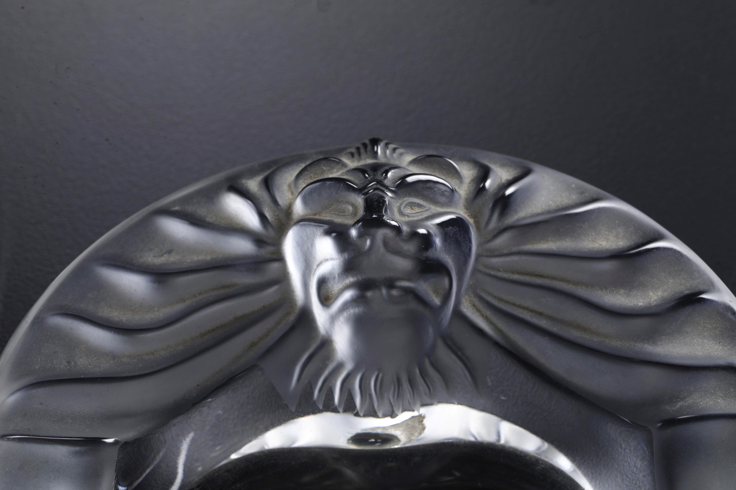 Manifattura Lalique, Posacenere con figurina, cristallo trasparente e opaco (XX secolo)
