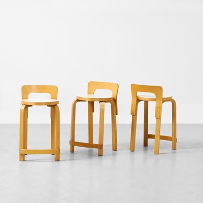 Tre sgabelli mod. K65, legno e laminato, 1970 ca.