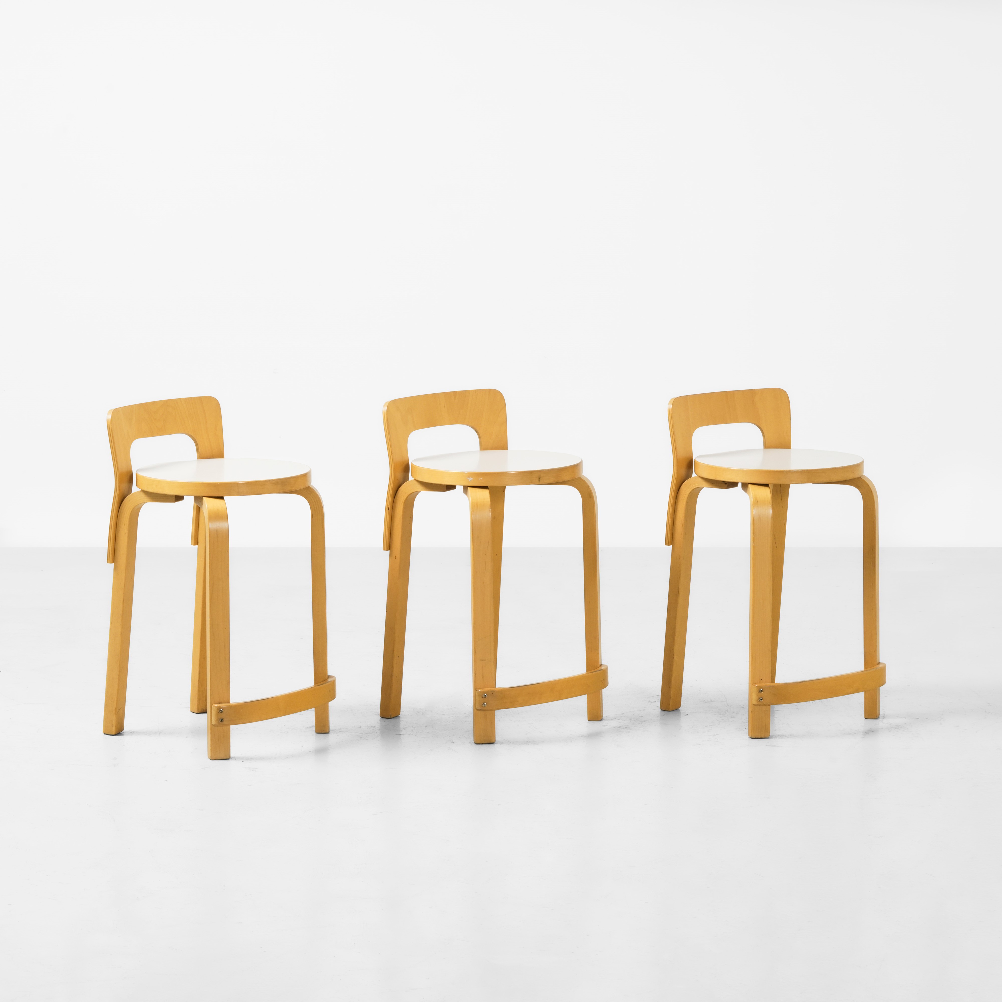 Alvar Aalto - Tre sgabelli mod. K65, legno e laminato, 1970 ca.