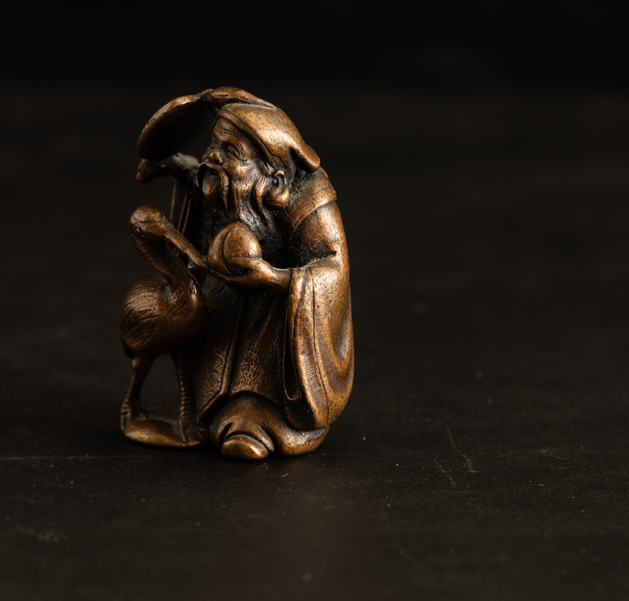 Okimono in bronzo con saggio e airone, Giappone, periodo Meiji (1868-1912)