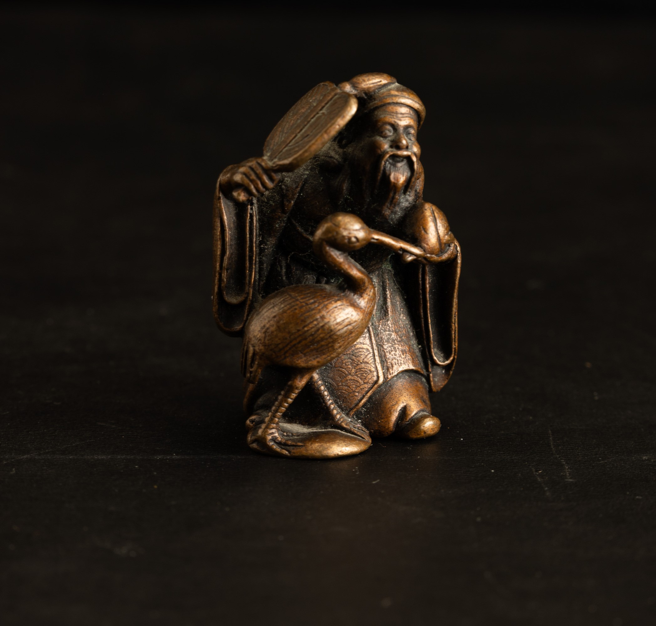 Okimono in bronzo con saggio e airone, Giappone, periodo Meiji (1868-1912)