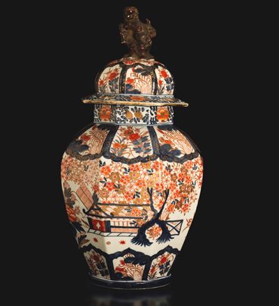 Manifattura di Arita (periodo Edo), Potiche in porcellana con soggetti naturalistici e decori flo...