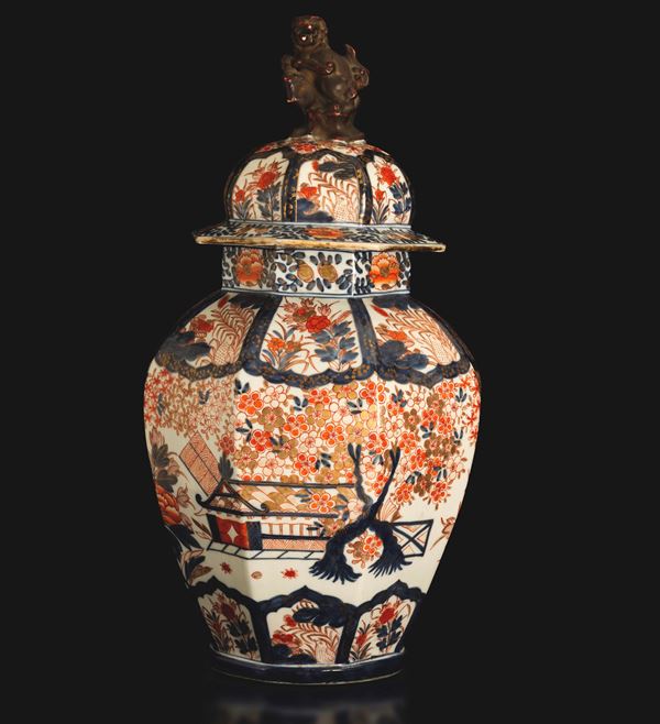 Arita-style porcelain potiche with naturalistic and floral decoration within reserves, with lion-dog finial, Samson manufacture, Edo Period