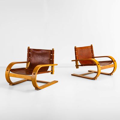Due poltrone mod. Scacciapensieri, legno curvato e cuoio
