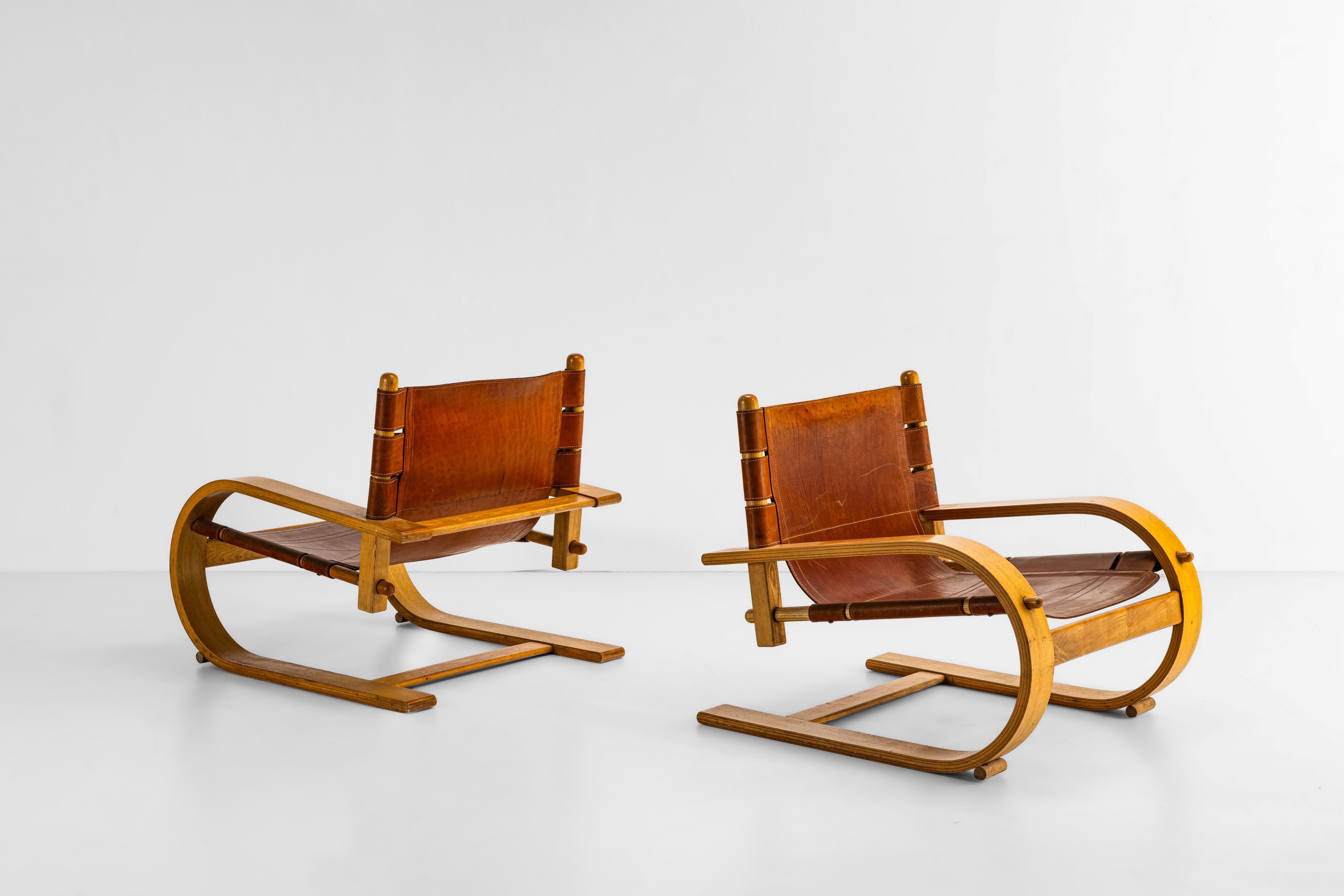 De Pas, D'urbino, Lomazzi - Due poltrone mod. Scacciapensieri, legno curvato e cuoio