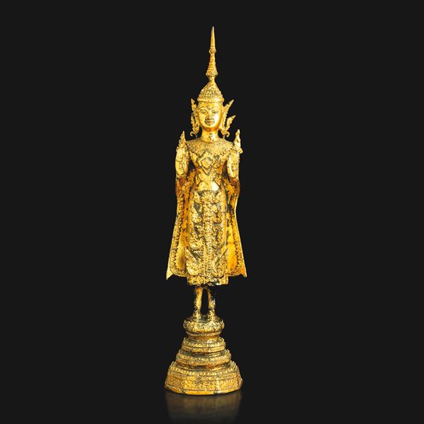 Figura di Buddha stante in bronzo dorato, Thailandia, XIX secolo