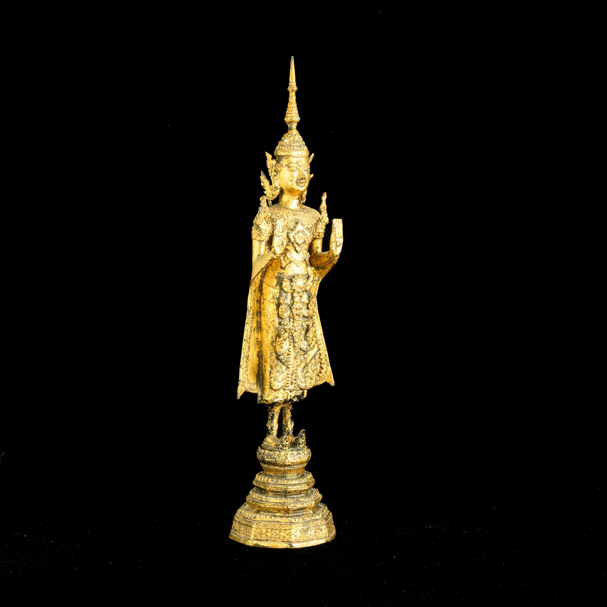 Figura di Buddha stante, bronzo dorato, Thailandia, XIX secolo