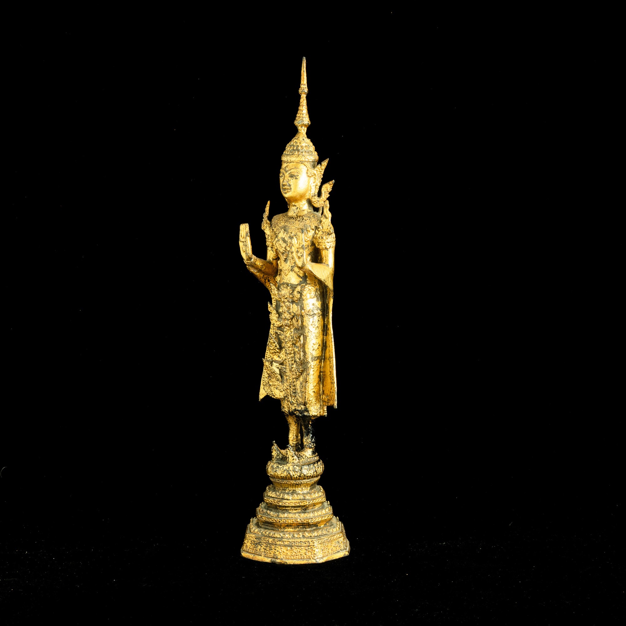 Figura di Buddha stante, bronzo dorato, Thailandia, XIX secolo
