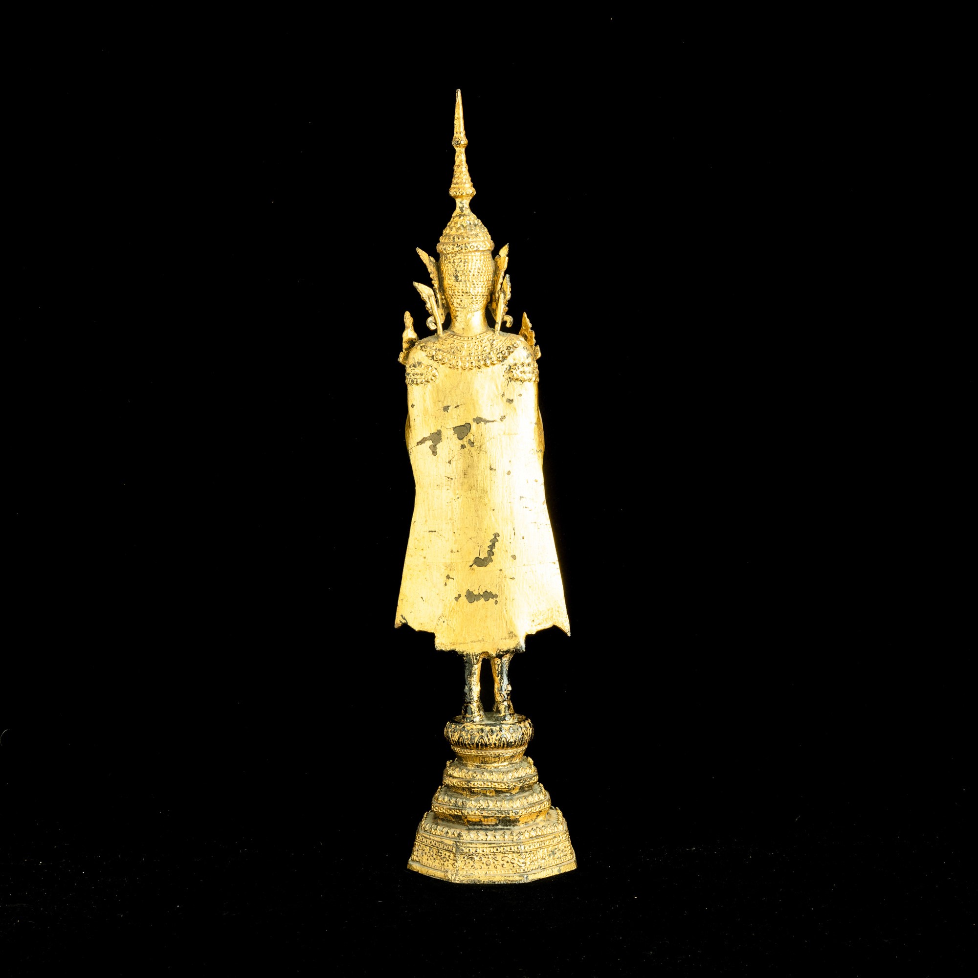 Figura di Buddha stante, bronzo dorato, Thailandia, XIX secolo