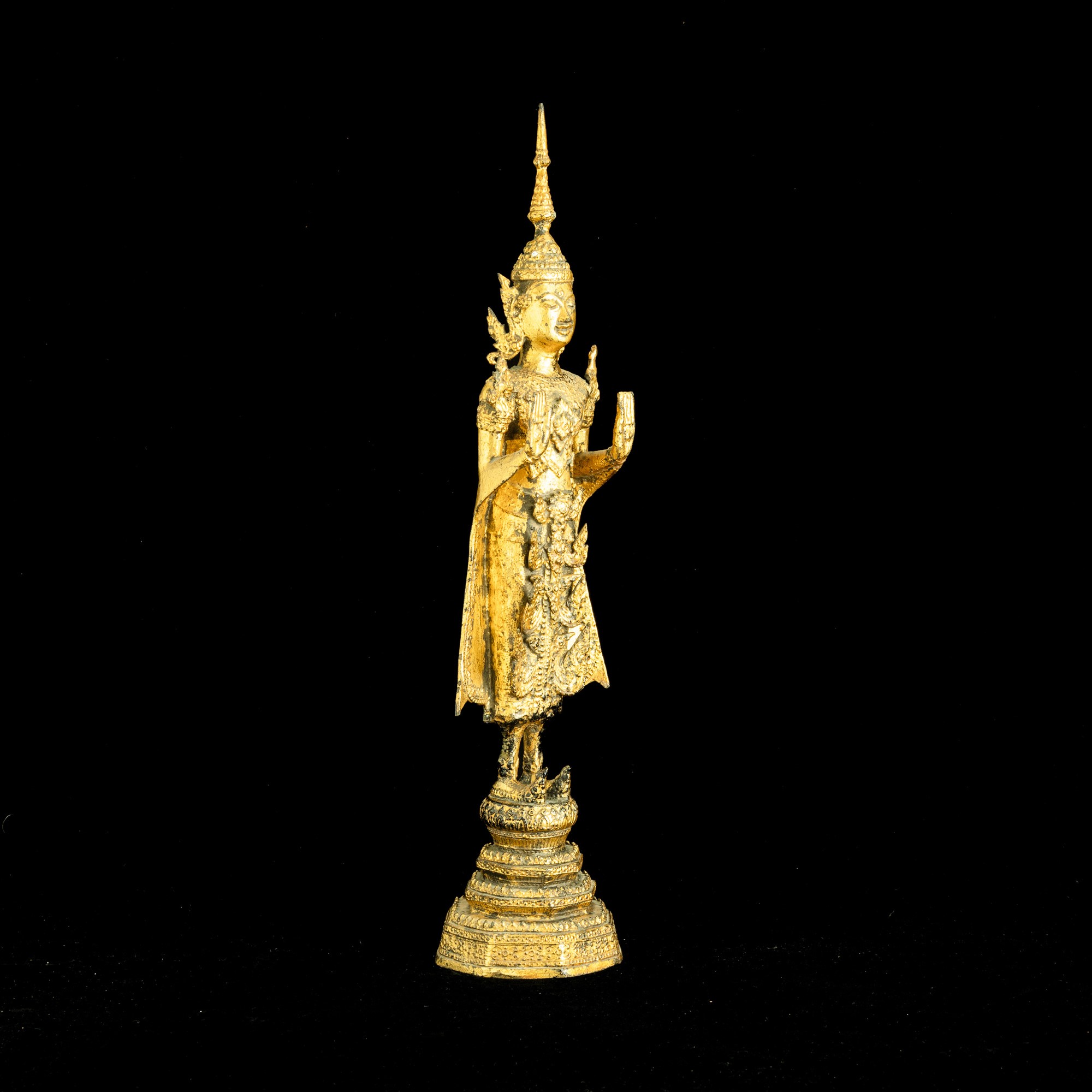 Figura di Buddha stante, bronzo dorato, Thailandia, XIX secolo