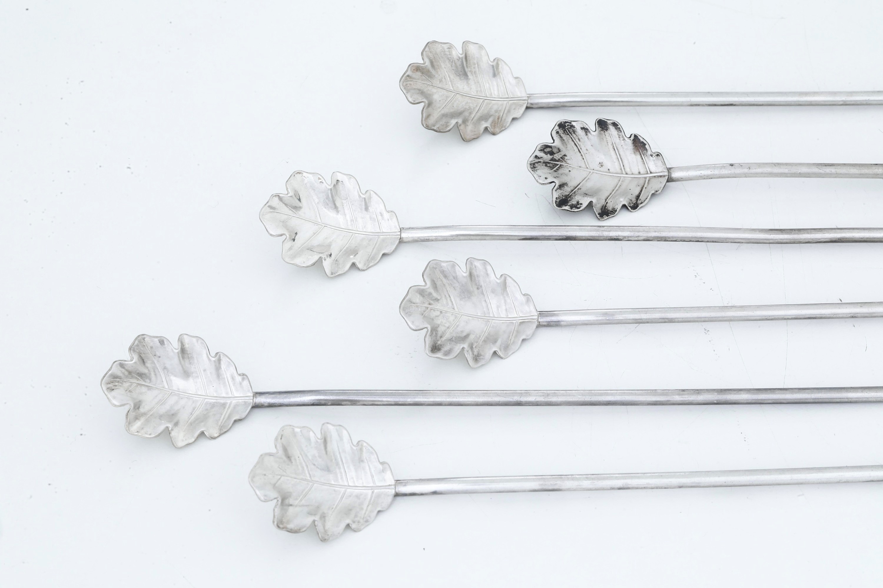 Calderoni (argentiere di Bologna), Set di sei cocktail sticks a forma di foglia in argento fuso e...