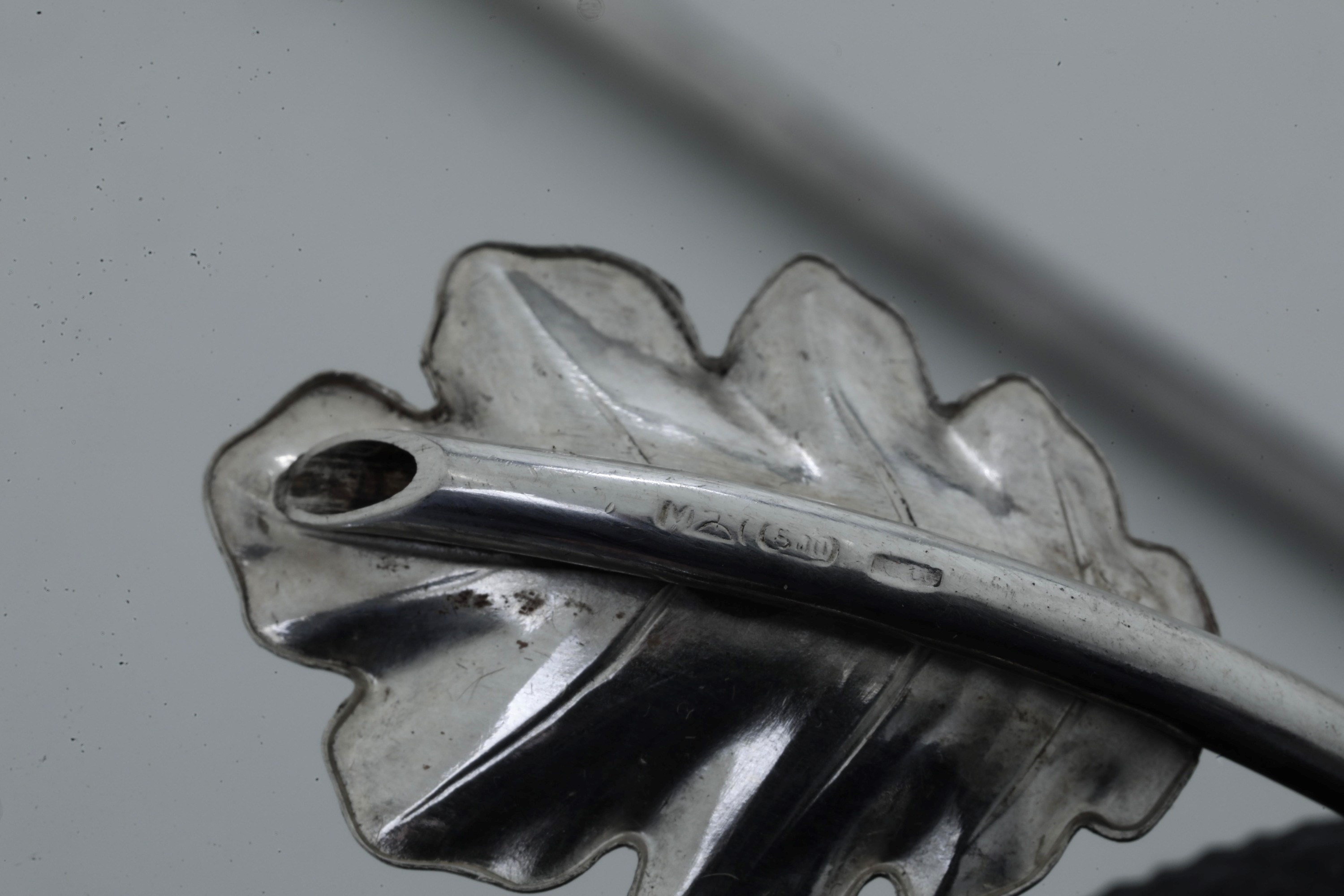 Calderoni (argentiere di Bologna), Set di sei cocktail sticks a forma di foglia in argento fuso e...