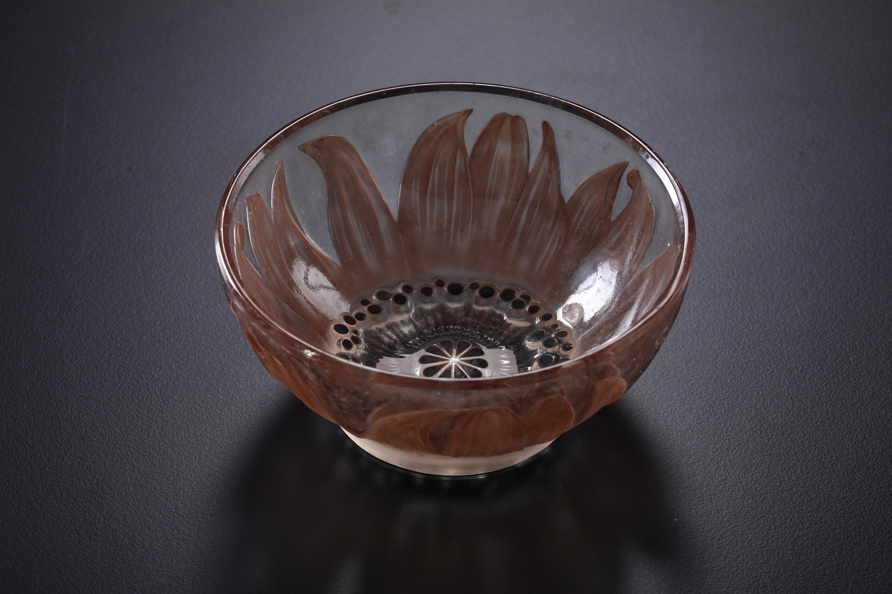 Ciotolina "Fleur". Francia, Manifattura R. Lalique, XX secolo. Modello del 1912 circa.
