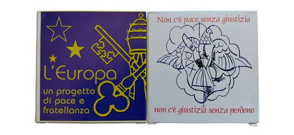 Vaticano 2002: 2 cofanetti celebrativi da 5 + 10 Euro in argento Fondo Specchio (proof).