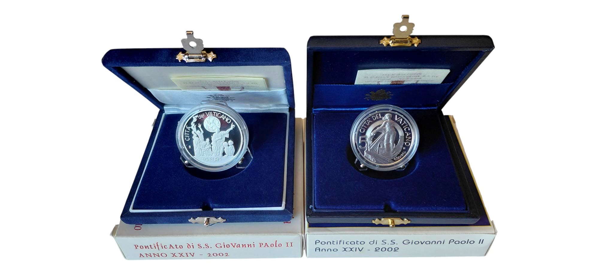Vaticano 2002: 2 cofanetti celebrativi da 5 + 10 Euro in argento Fondo Specchio (proof).