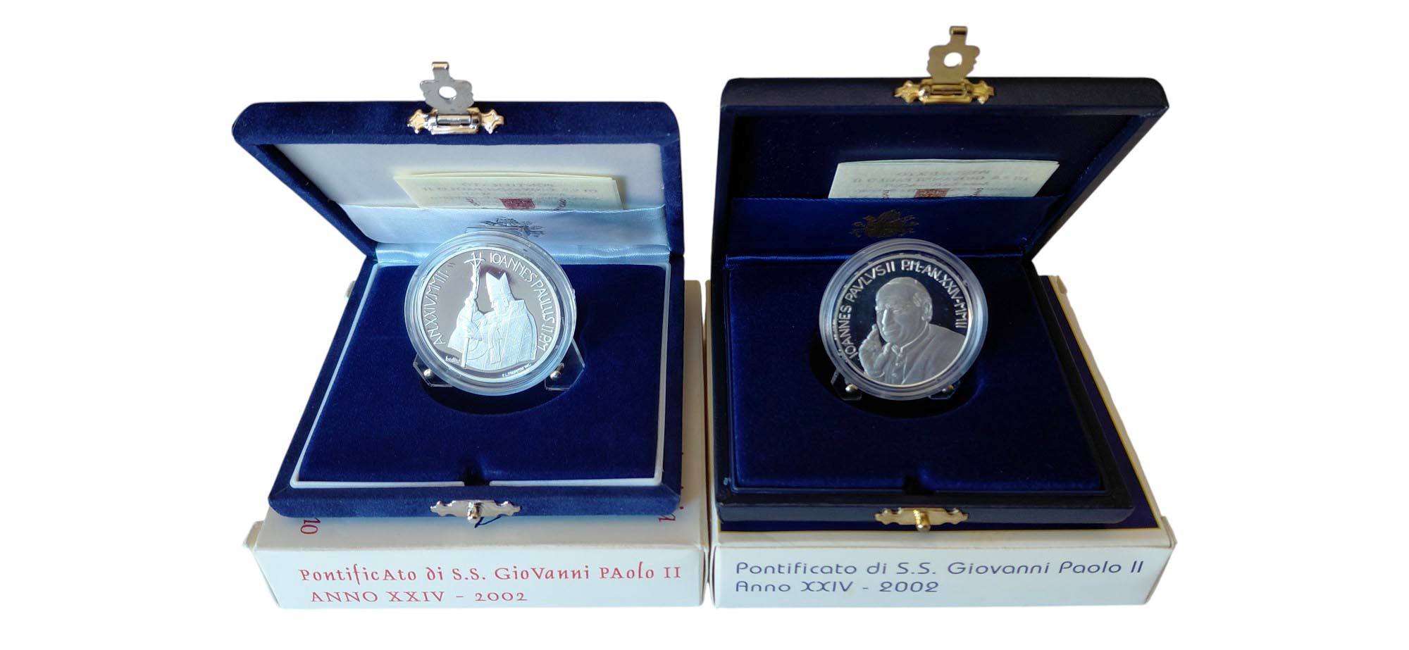 Vaticano 2002: 2 cofanetti celebrativi da 5 + 10 Euro in argento Fondo Specchio (proof).