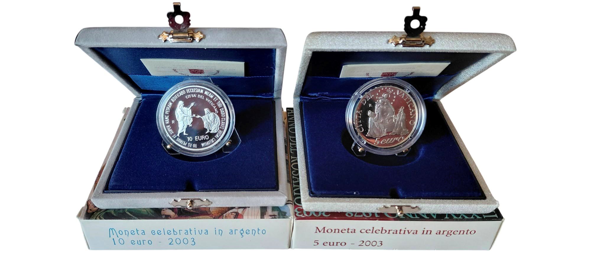 Vaticano 2003: 2 cofanetti celebrativi da 5 + 10 Euro in argento Fondo Specchio (proof).