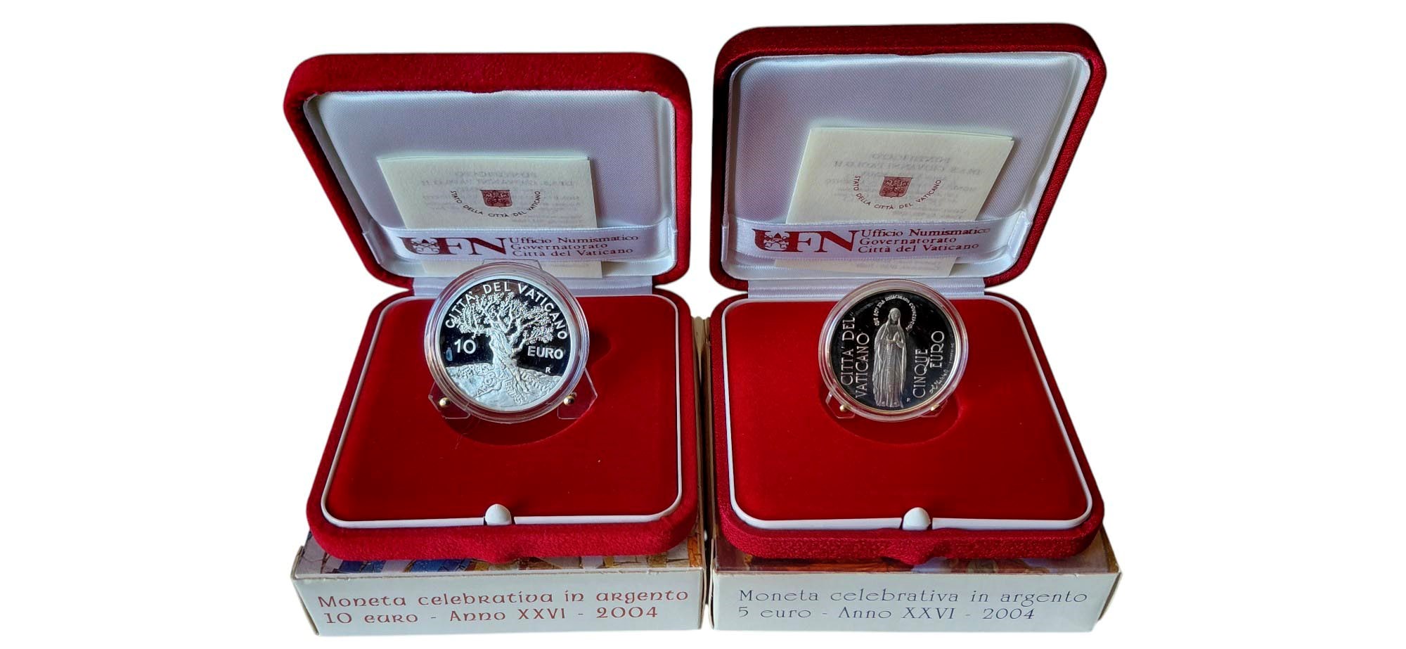 Vaticano 2004: 2 cofanetti celebrativi da 5 + 10 Euro in argento Fondo Specchio (proof).