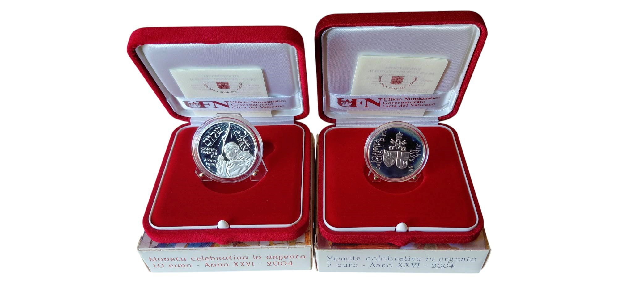 Vaticano 2004: 2 cofanetti celebrativi da 5 + 10 Euro in argento Fondo Specchio (proof).