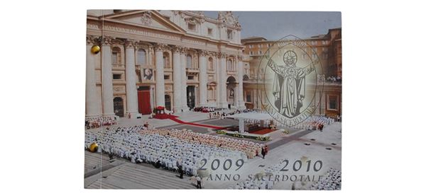 Vaticano 2010: busta filatelica-numismatica ufficiale, contenente due francobolli e una moneta da 2 Euro commemorativi.