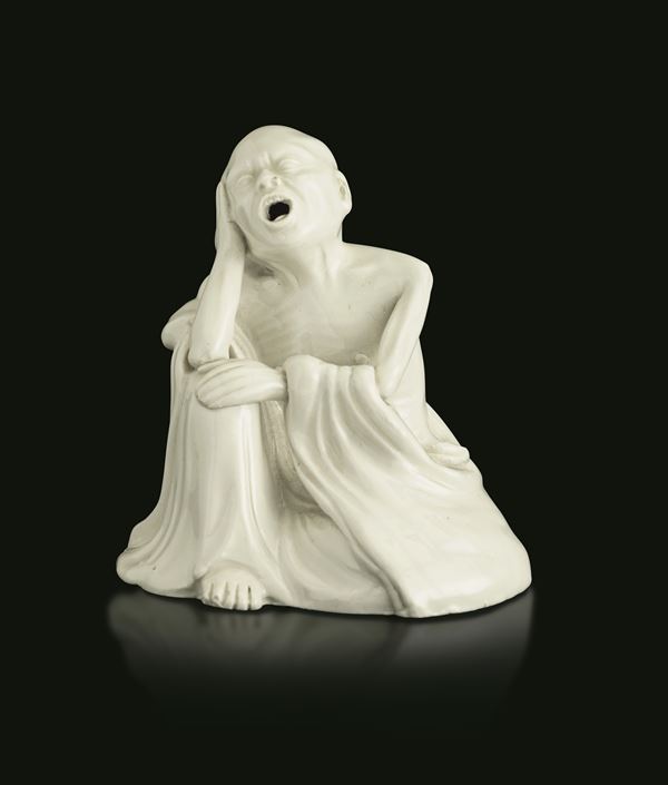 Figura in porcellana Blanc de Chine raffigurante Lohan, Cina, Dinastia Qing, XVIII secolo
