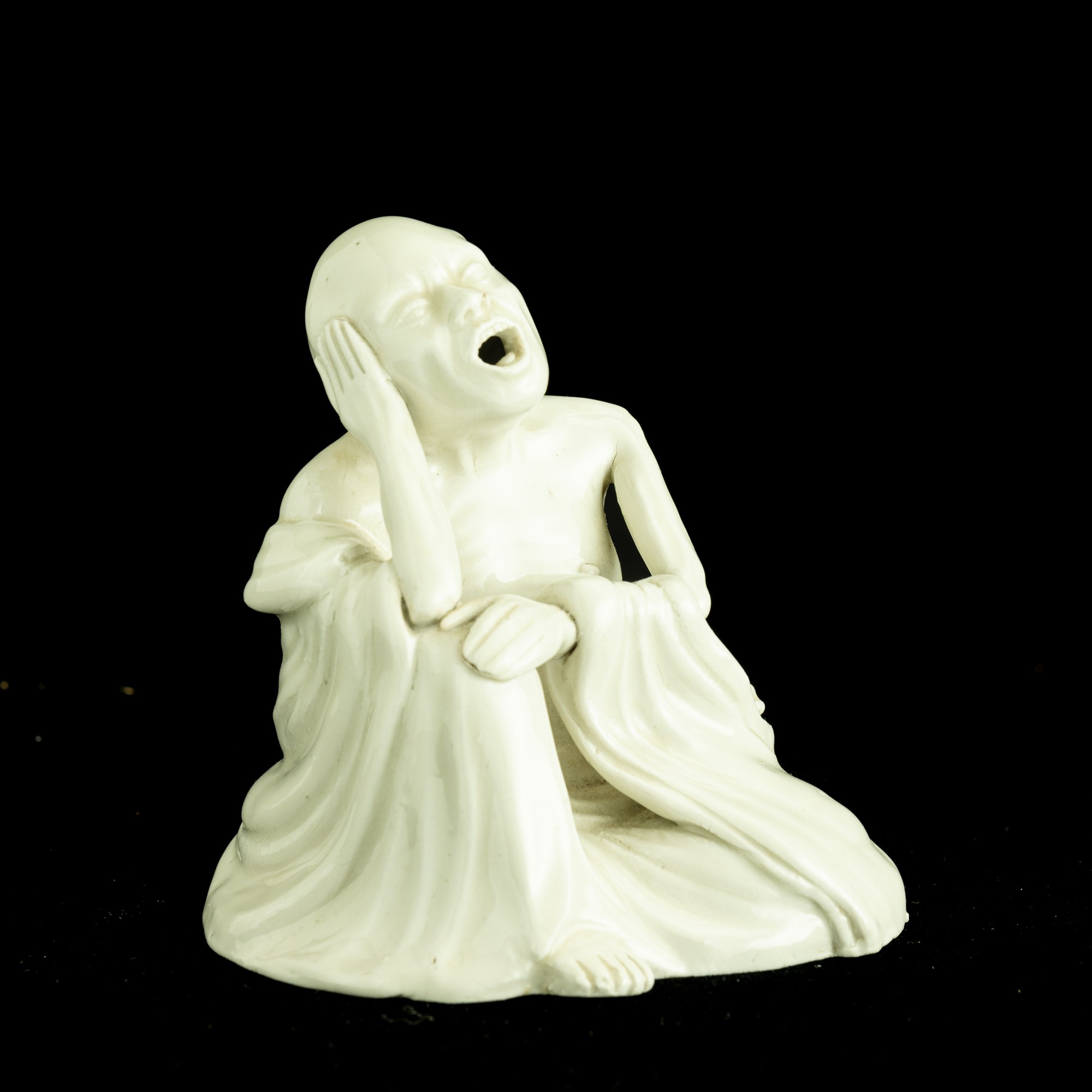 Figura in porcellana Blanc de Chine raffigurante Lohan, Cina, dinastia Qing (XVIII secolo)