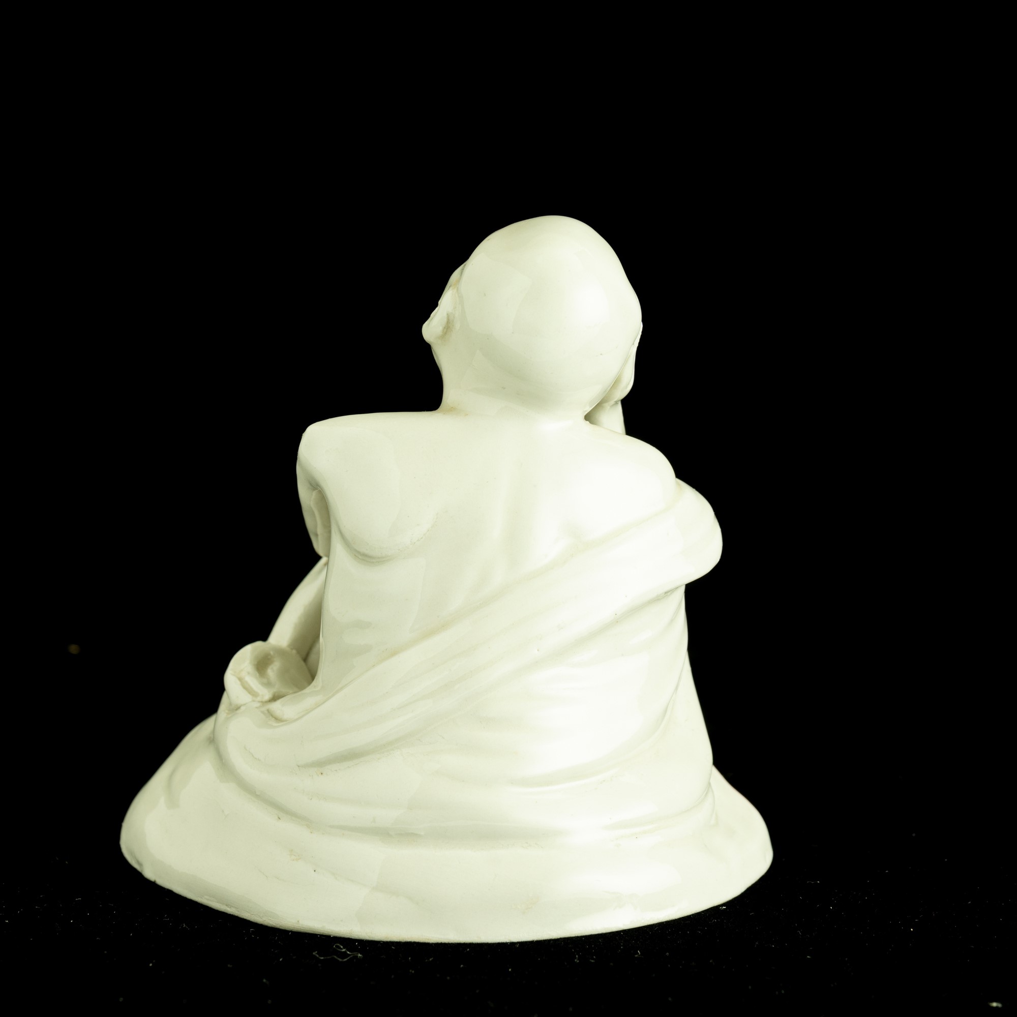 Figura in porcellana Blanc de Chine raffigurante Lohan, Cina, dinastia Qing (XVIII secolo)