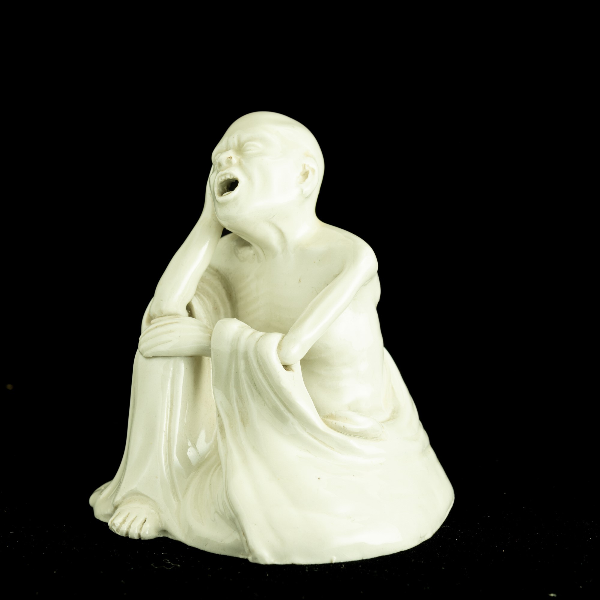 Figura in porcellana Blanc de Chine raffigurante Lohan, Cina, dinastia Qing (XVIII secolo)