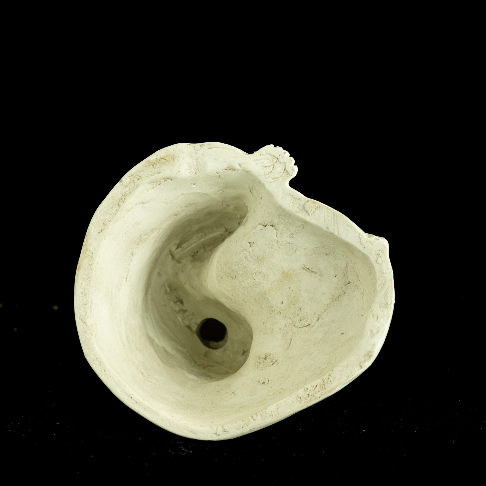 Figura in porcellana Blanc de Chine raffigurante Lohan, Cina, dinastia Qing (XVIII secolo)