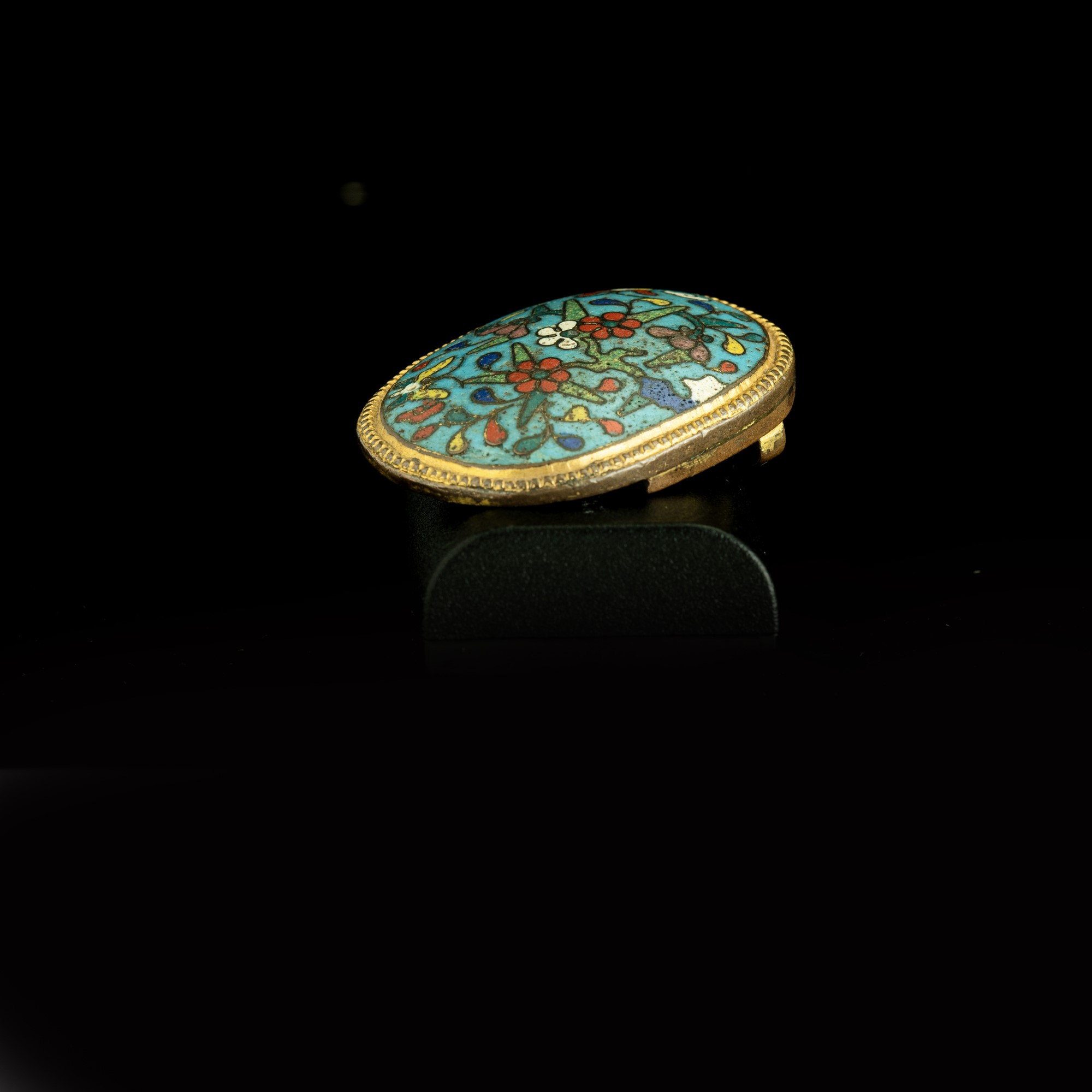 Fibbia a smalti policromi cloissoné con decori floreali, Cina, Dinastia Qing, XIX secolo