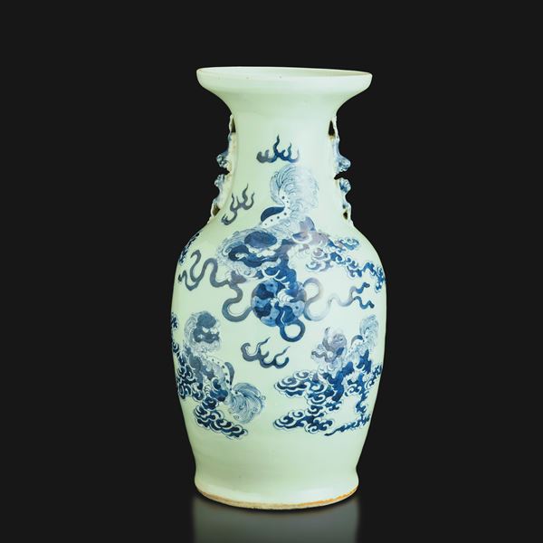 Vaso in porcellana Celadon con decori blu cobalto raffiguranti Cane di Pho e decori a rilievo, Cina, Dinastia Qing, XIX secolo