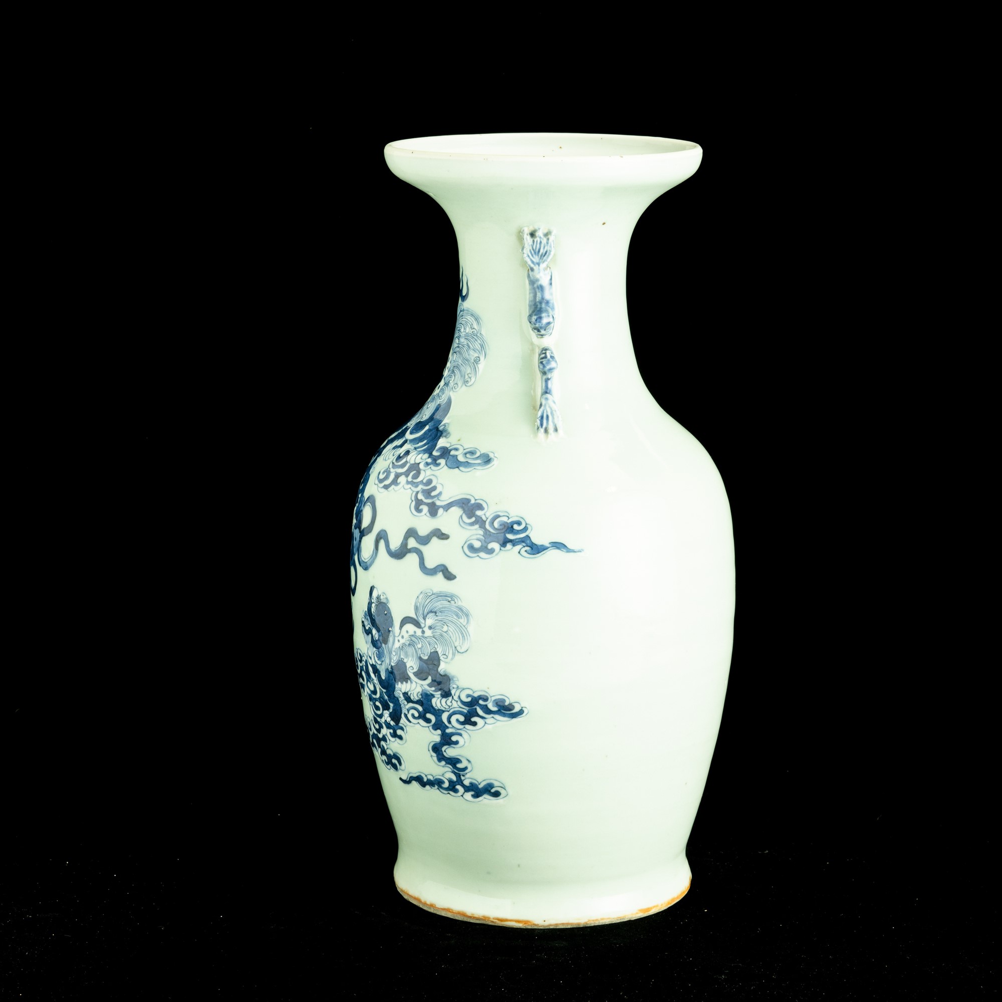 Cina, Dinastia Qing, Vaso in porcellana celadon con decorazioni in blu cobalto e decori a rilievo...