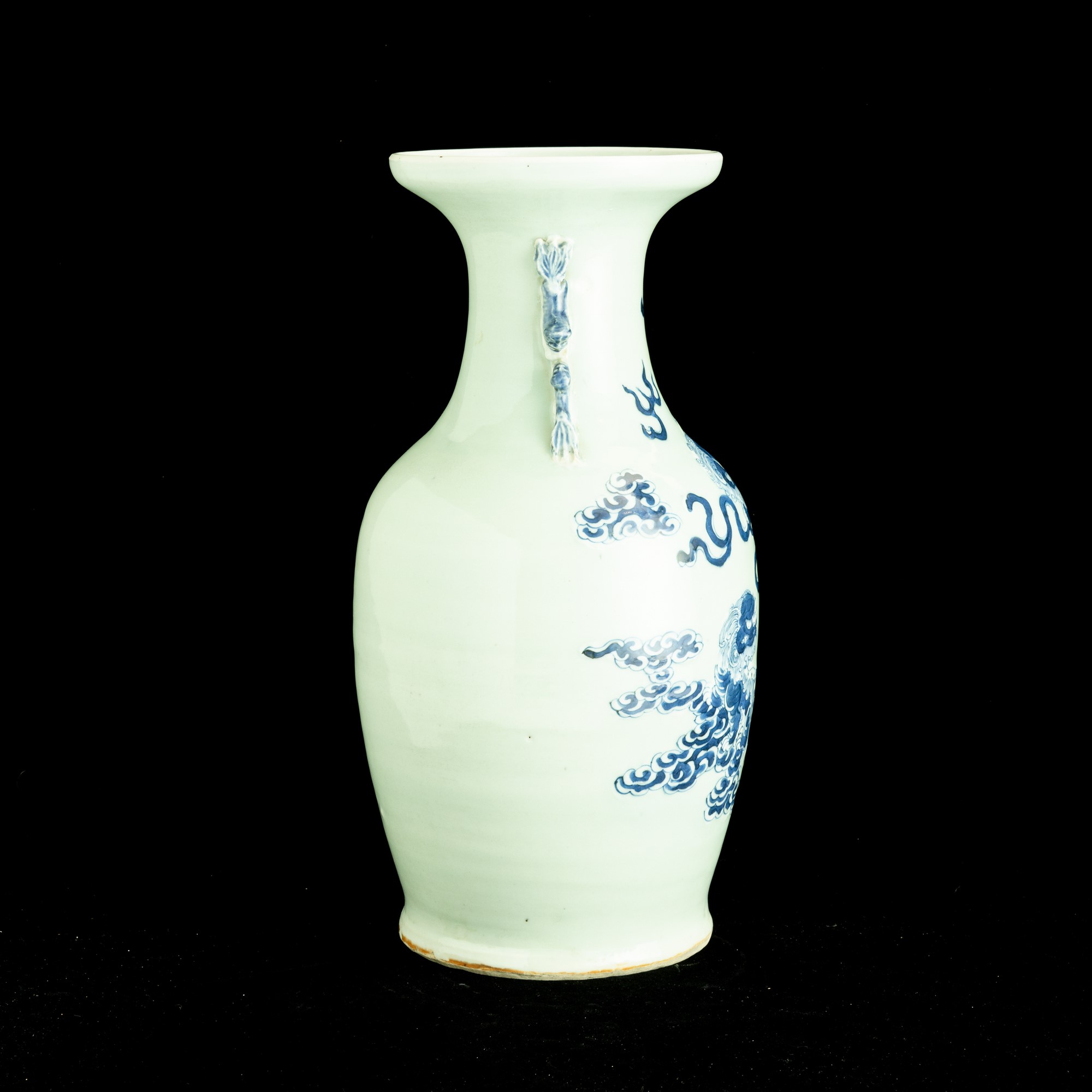 Cina, Dinastia Qing, Vaso in porcellana celadon con decorazioni in blu cobalto e decori a rilievo...
