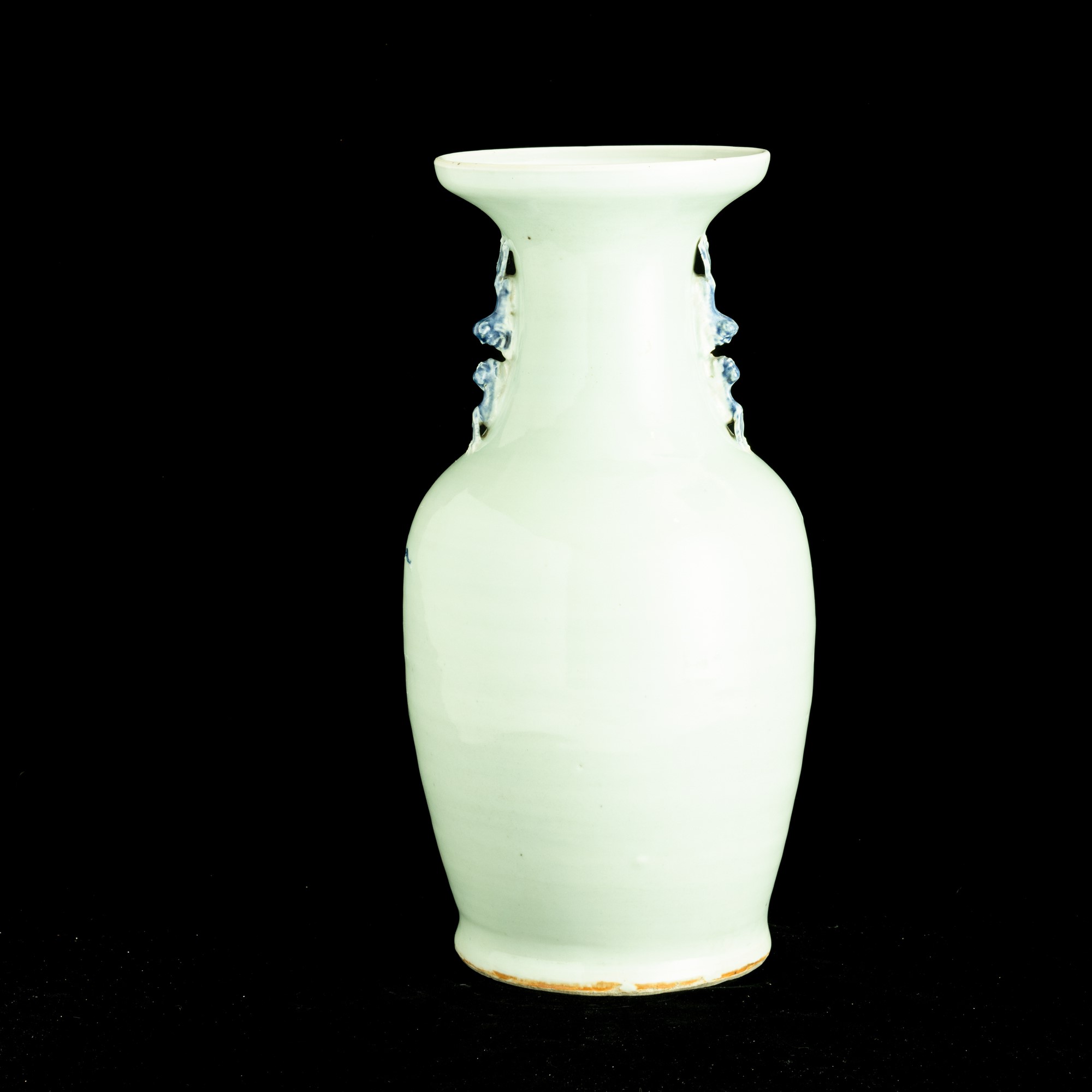 Cina, Dinastia Qing, Vaso in porcellana celadon con decorazioni in blu cobalto e decori a rilievo...