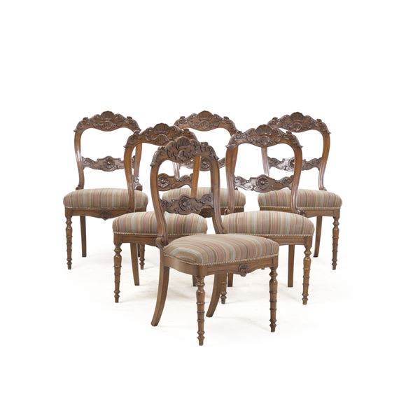 Gruppo di sei sedie in legno intagliato. XIX-XX secolo