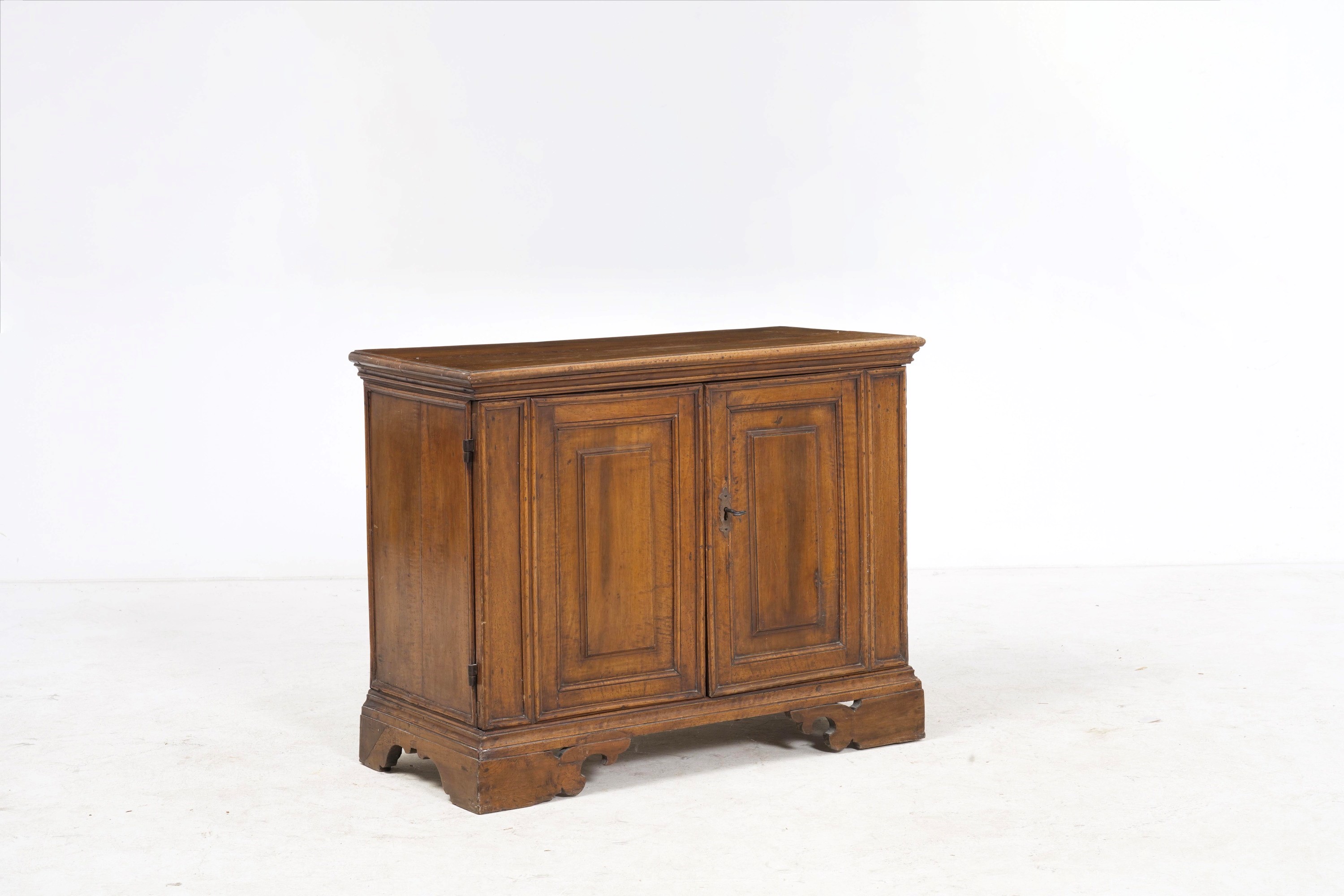 Credenzino in legno a due ante. XVIII secolo
