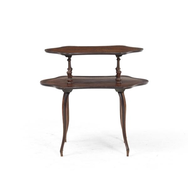 Tavolino due piani in stile settecentesco. XX secolo