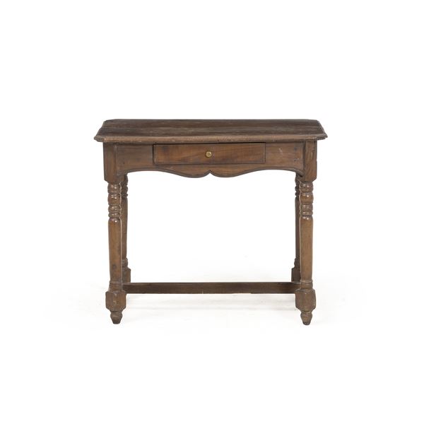 Scrittoio in legno intagliato. XIX secolo