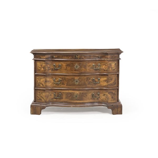 Cassettone in legno parzialmente lastronato in radica. XVIII secolo