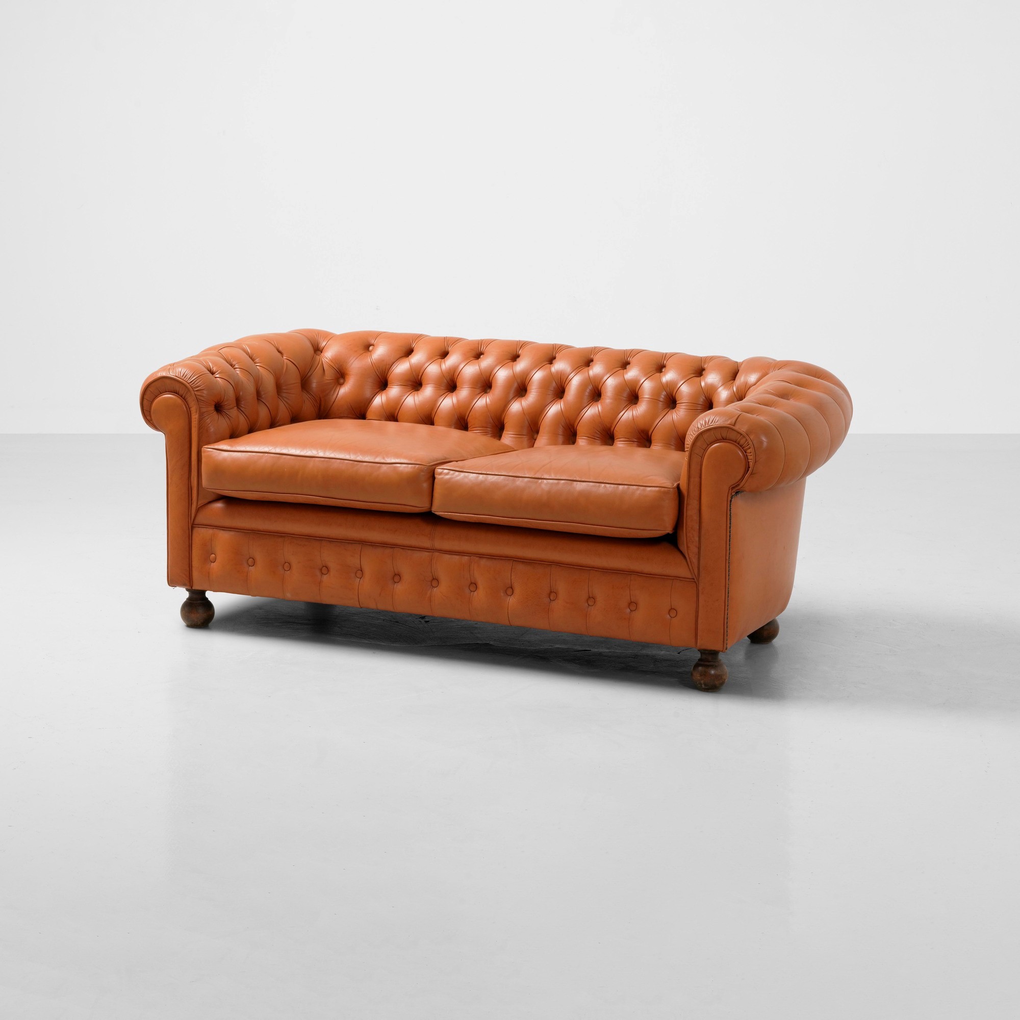 Divano Chesterfield, legno e skai capitonné, Italia, circa 1980