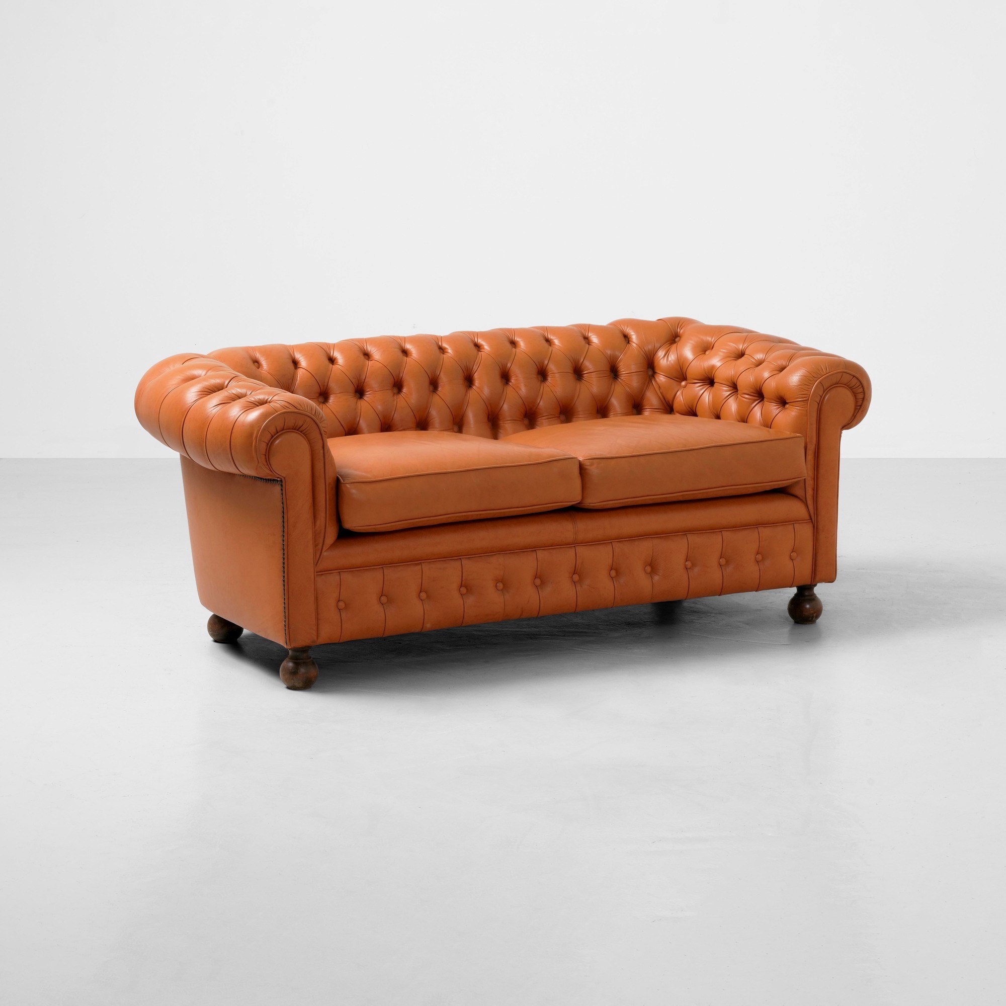 Divano Chesterfield, legno e skai capitonné, Italia, circa 1980