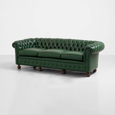 Divano Chesterfield, struttura in legno con rivestimento in skai capitonné, Italia, 1980 ca.