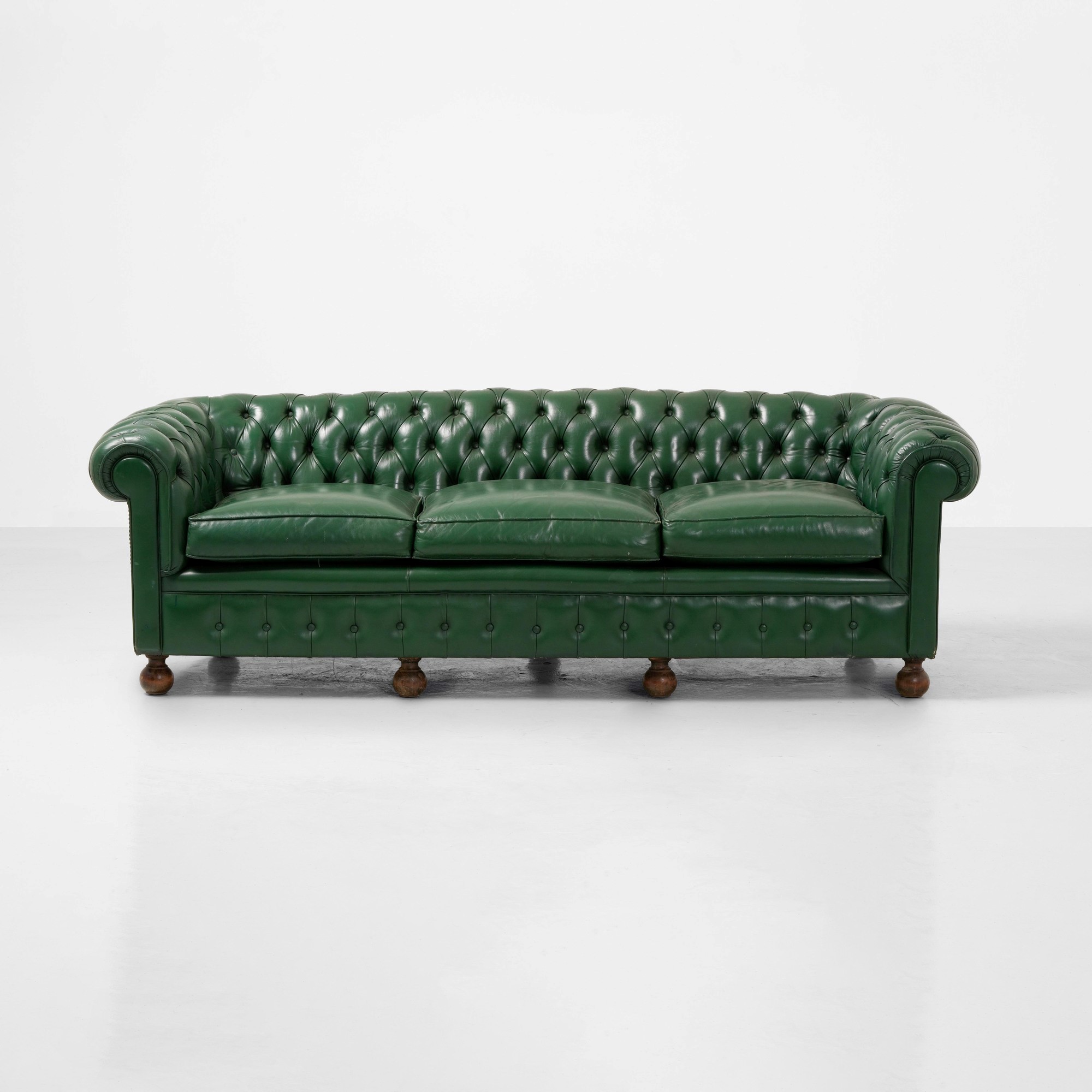 Divano Chesterfield, struttura in legno con rivestimento in skai capitonné, Italia, 1980 ca.
