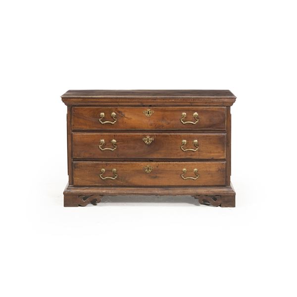 Cassettone in legno. Elementi antichi