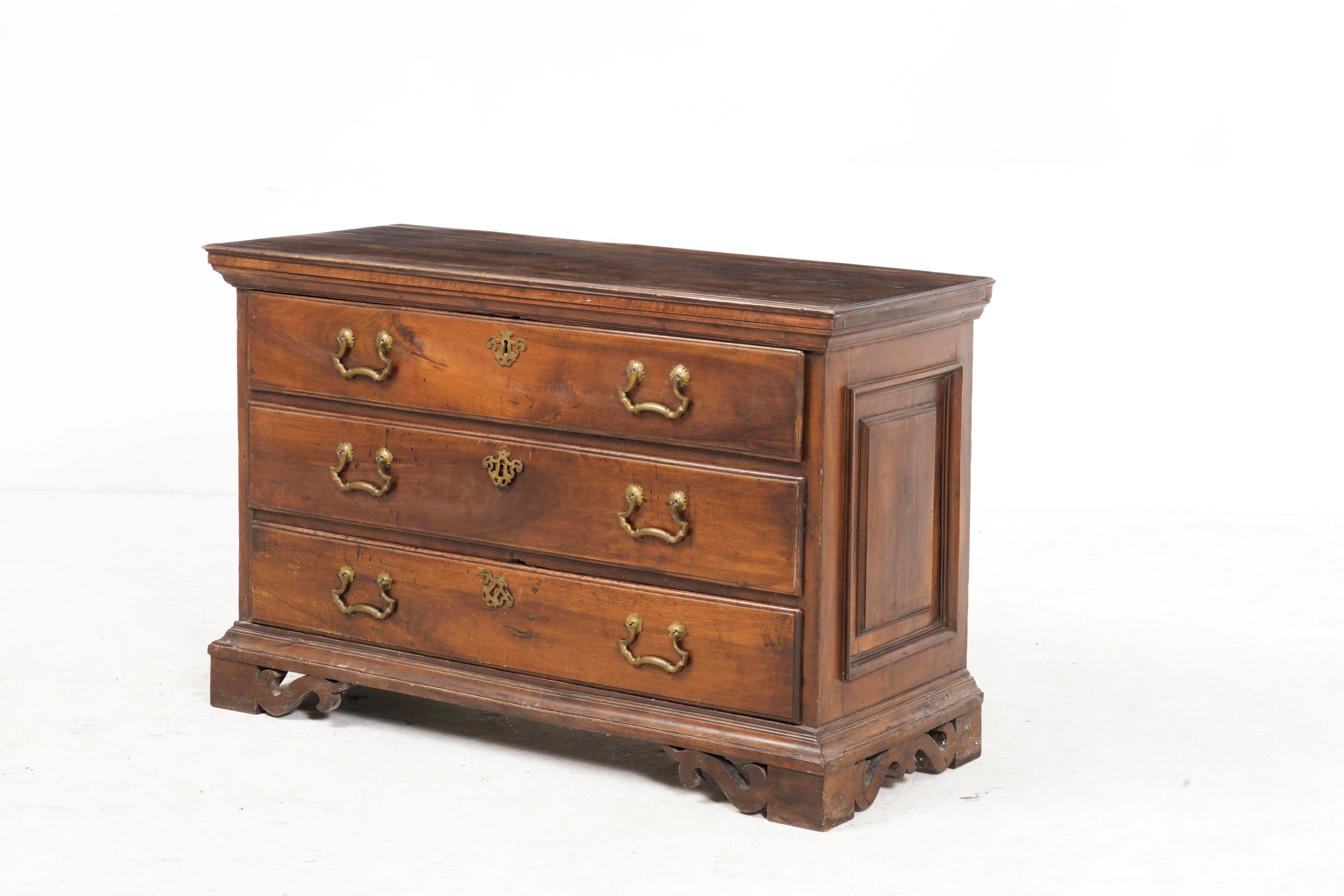 Cassettone in legno. Elementi antichi