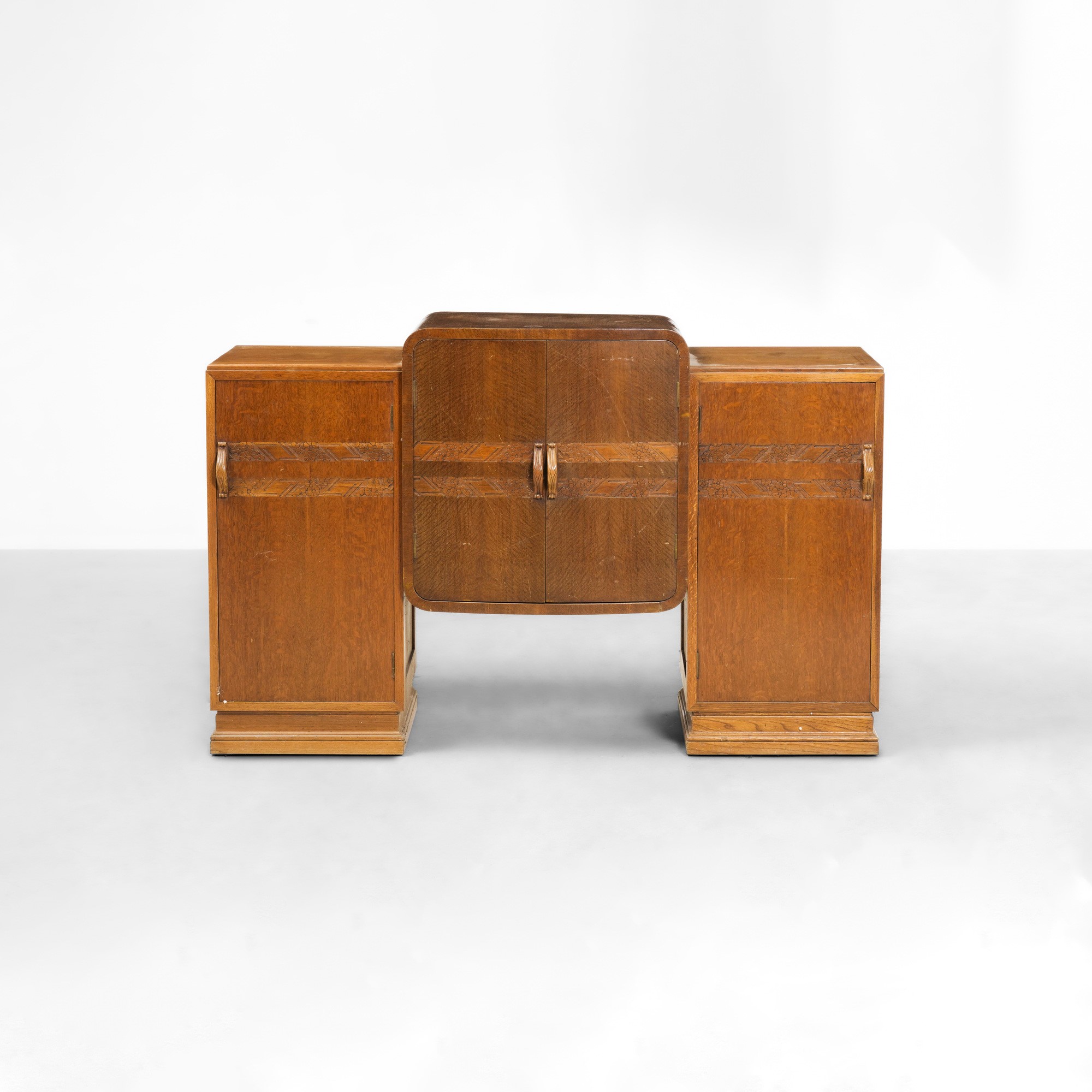 Mobile contenitore, legno scolpito e impiallacciato, produzione 1980 ca.