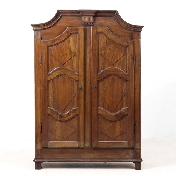 Armadio a due ante pannellate in legno. XIX secolo