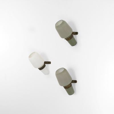 Tre lampade da parete in ottone con diffusori in vetro di Murano opalino e colorato