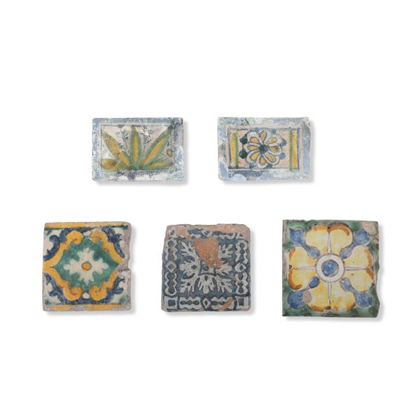 Cinque piccole mattonelle, XVI secolo 